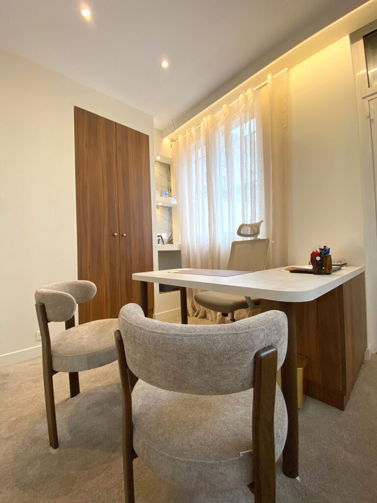 Tiroir de rangement pour lunettes avec compartiments en mousse et présentation organisée de montures optiques sous étagères lumineuses.