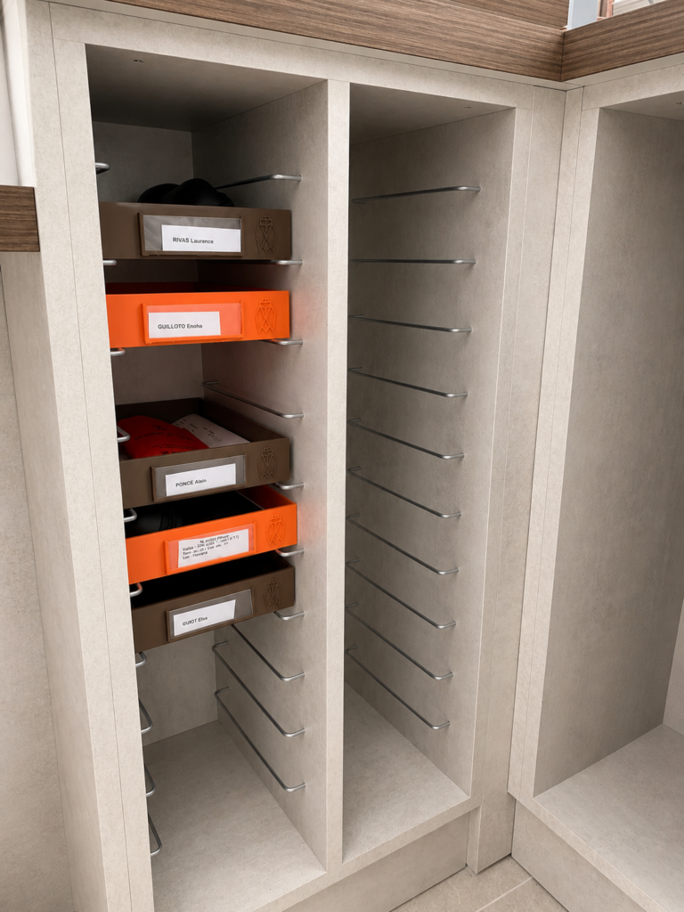 Pénichier sur-mesure pour atelier d’optique permettant une organisation optimisée des montures et accessoires.