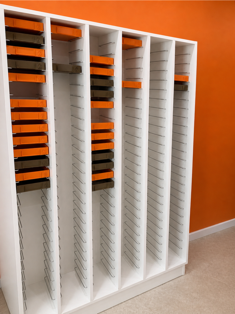 Colonnes de rangement avec pénichiers pour atelier d’optique, facilitant le stockage et la gestion des lunettes.