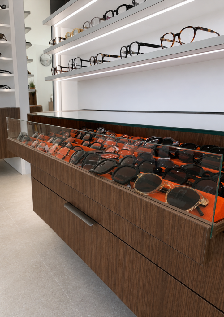 Tiroir de rangement pour lunettes avec vitrine intégrée, conçu pour optimiser l’exposition et le stockage en magasin d’optique.