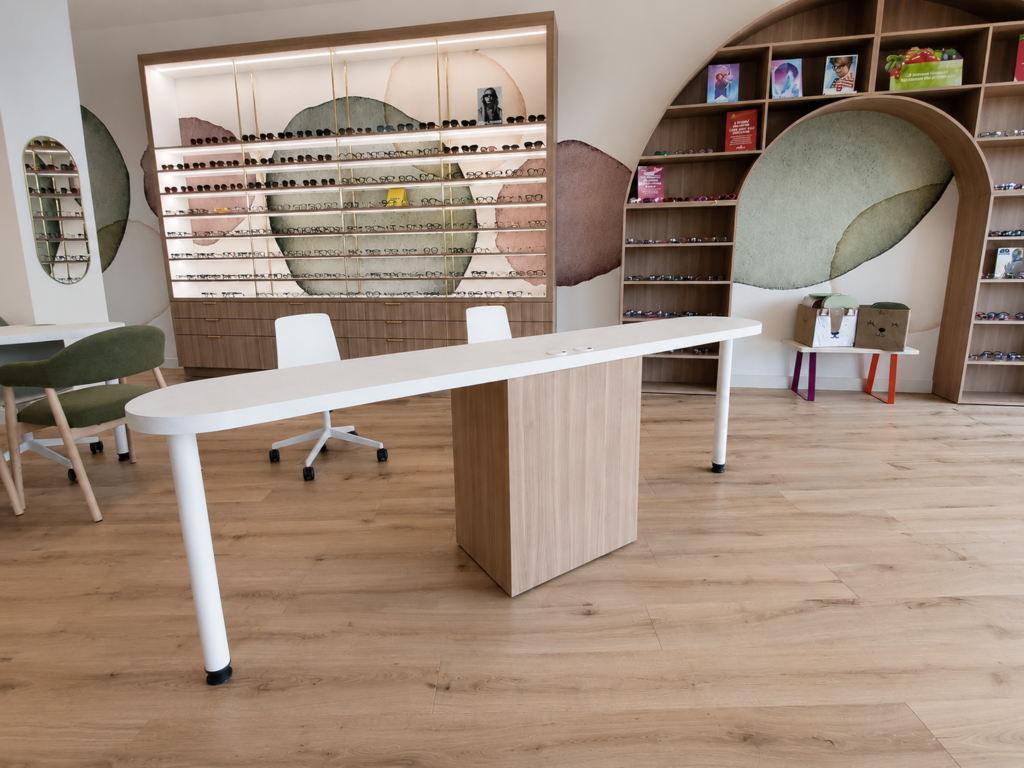 Table de conseil sur mesure dans le magasin d’optique L’Atelier 56 à Montélimar