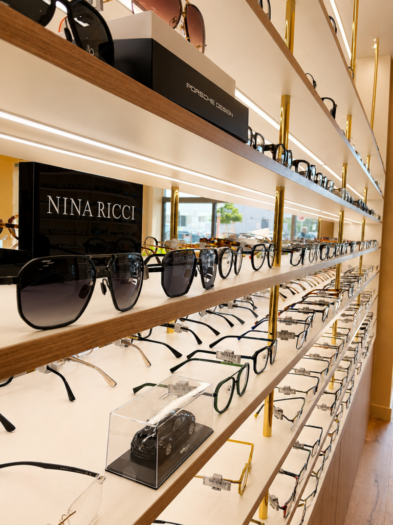 Détail des étagères et montures de créateurs dans le magasin d'optique L’Atelier 56
