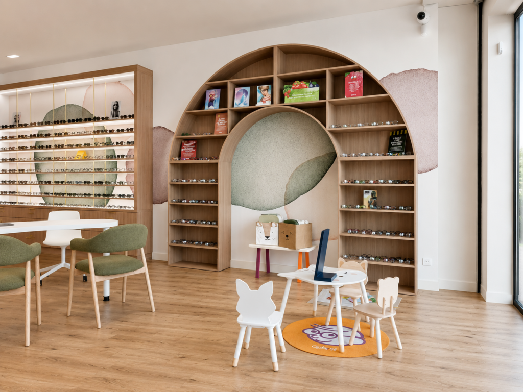 Espace enfant avec mobilier sur mesure dans le magasin d’optique L’Atelier 56 à Montélimar