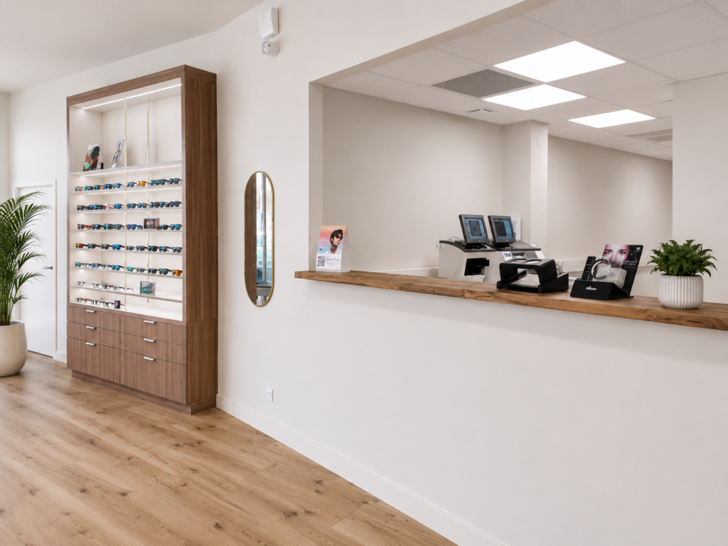 Espace technique et comptoir d’accueil dans le magasin d’optique et audition L’Atelier 56