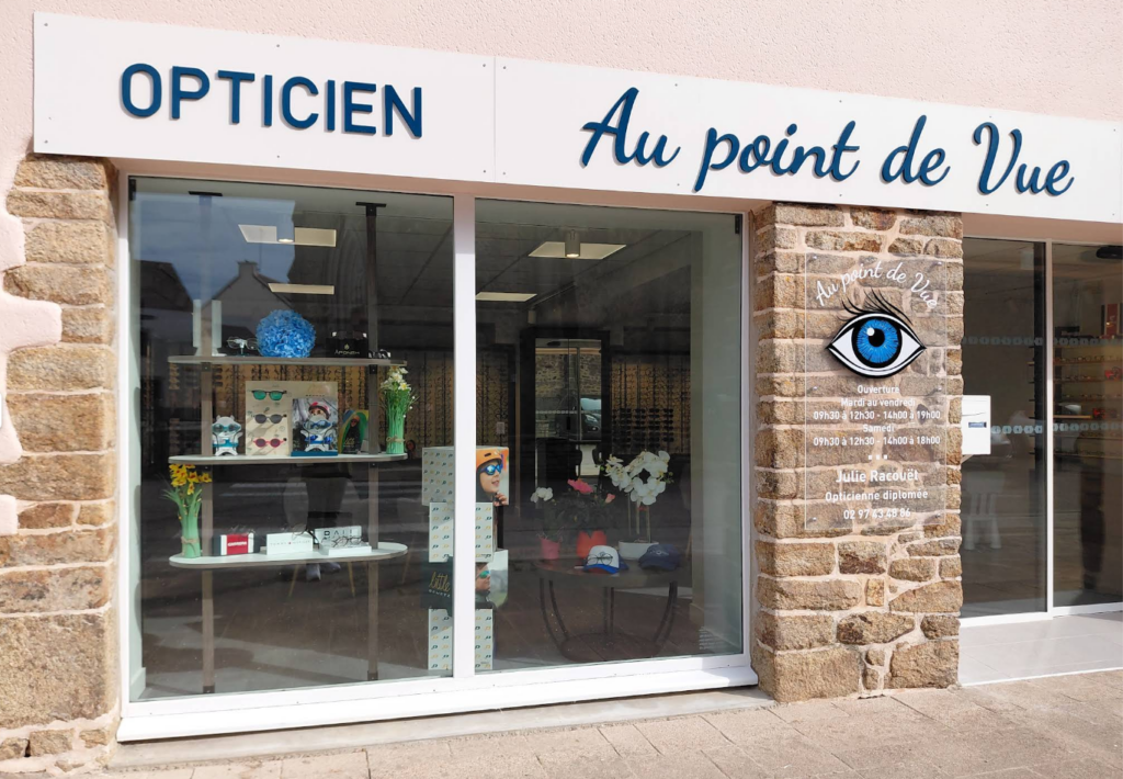 Façade du magasin d'optique Au Point de Vue à Pleucadeuc, créé par Concept Optique pour offrir un service de proximité aux habitants.