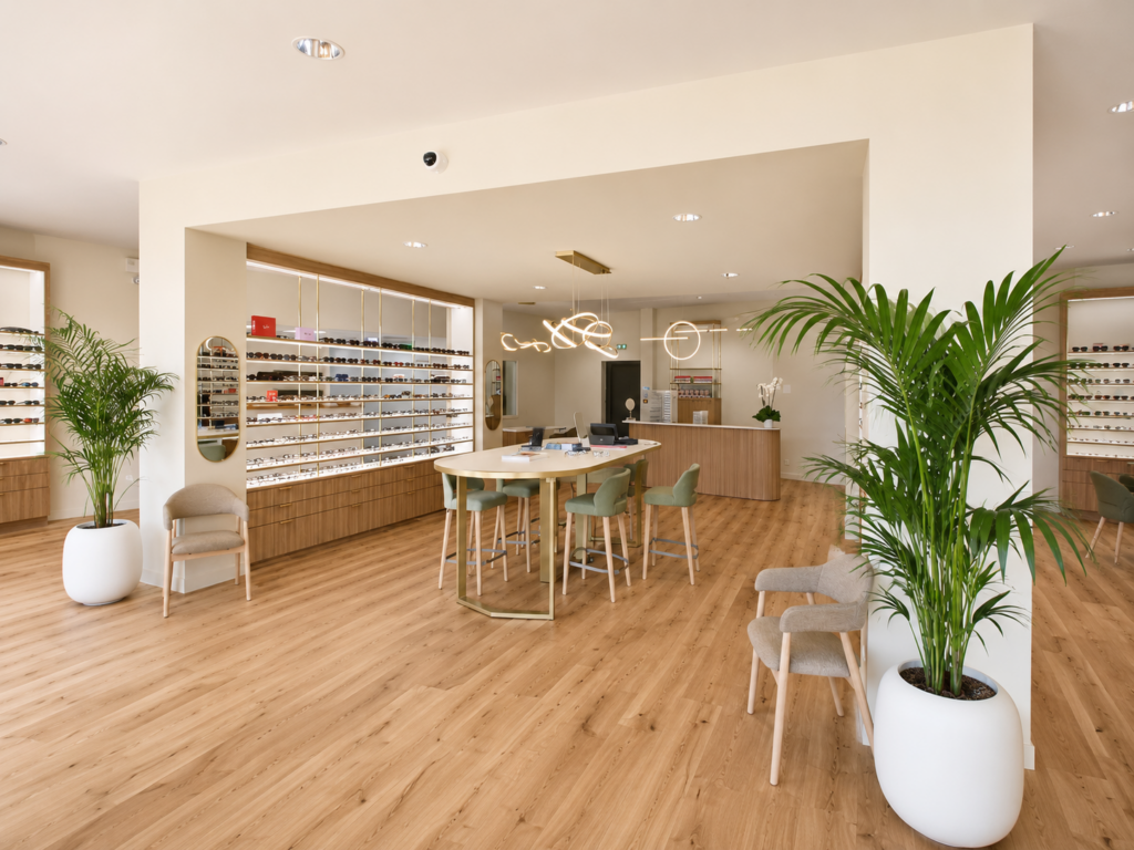 Vue générale du magasin d’optique L’Atelier 56 avec mobilier sur mesure et espace de conseil
