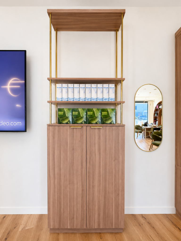 Meuble de rangement fermé pour magasin d’optique réalisé sur mesure par Concept Optique