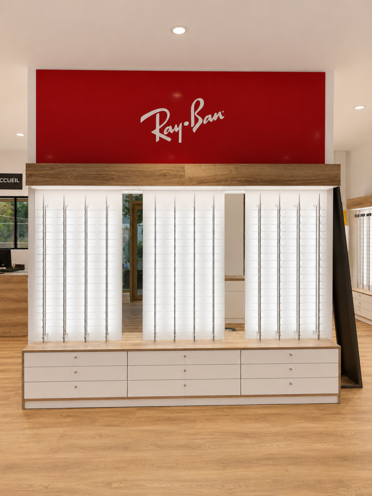 Mobilier Ray-Ban rétroéclairé installé dans le magasin d'optique Visual à Nantes