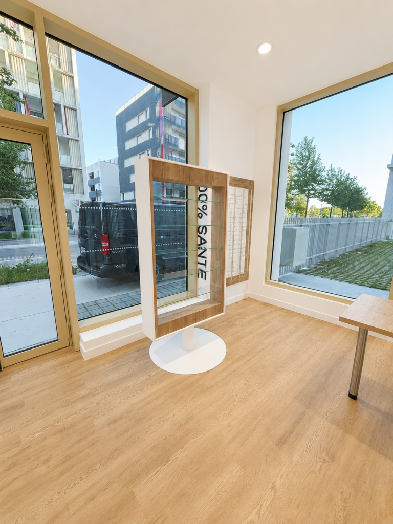 Meuble sur mesure avec pied tulipe spécialement conçu pour les magasins Visual et espace 100% santé en arrière plan