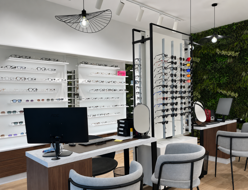 Mobilier mural sur mesure pour magasin d’optique à Mulhouse avec présentation optimisée des montures de vue