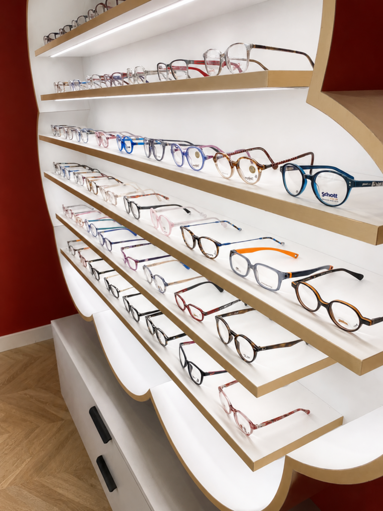 Mobilier enfant sur mesure en forme de nuage avec exposition de montures optiques chez Lookin’Optic