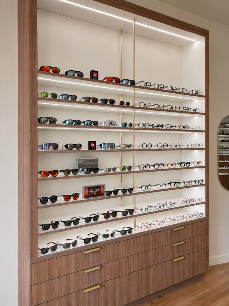 Mobilier d’optique sur mesure en bois et finition laiton pour magasin haut de gamme