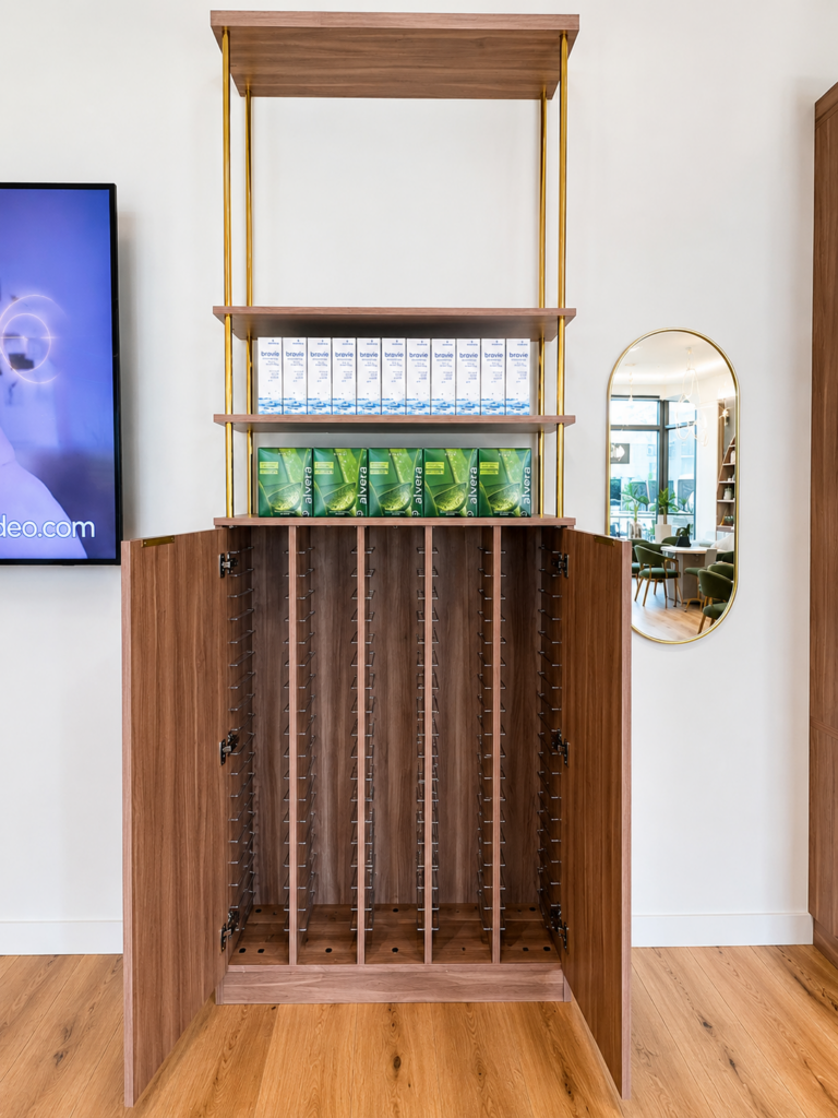 Mobilier de rangement sur mesure pour lunettes dans le magasin L’Atelier 56