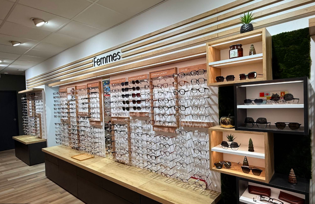 Espace femme avec présentoirs de lunettes sur mesure et mobilier d'agencement réalisé lors du remodeling du magasin d'optique à Pélissanne.