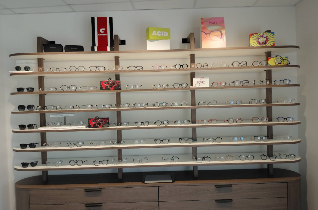 Mur de présentation des lunettes avec mobilier sur mesure et rangement intégré dans le magasin Au Point de Vue à Pleucadeuc.