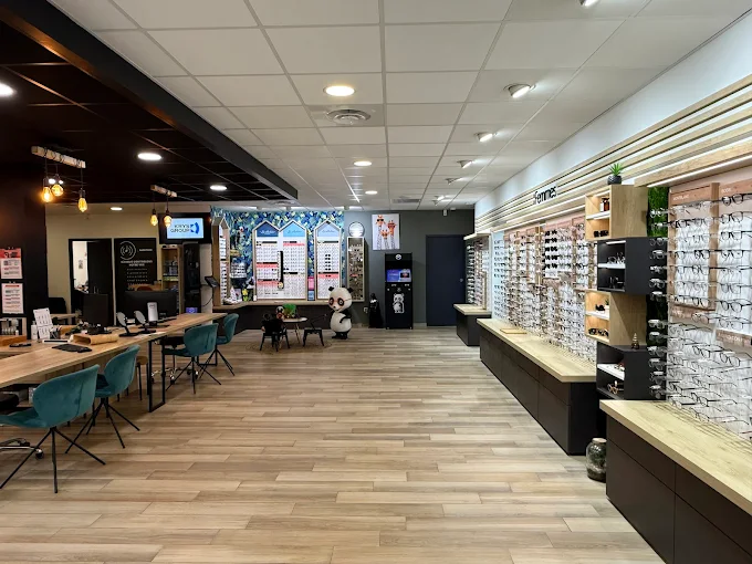 Vue générale du magasin d'optique de Pélissanne après remodeling avec nouveaux murs de présentation homme et femme et circulation optimisée.