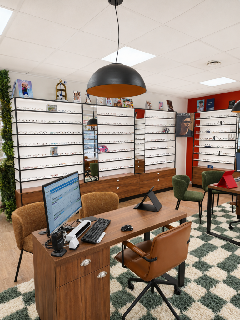Poste de vente connecté avec logiciel de gestion, agencement du magasin d'optique La Chouette à Lunettes