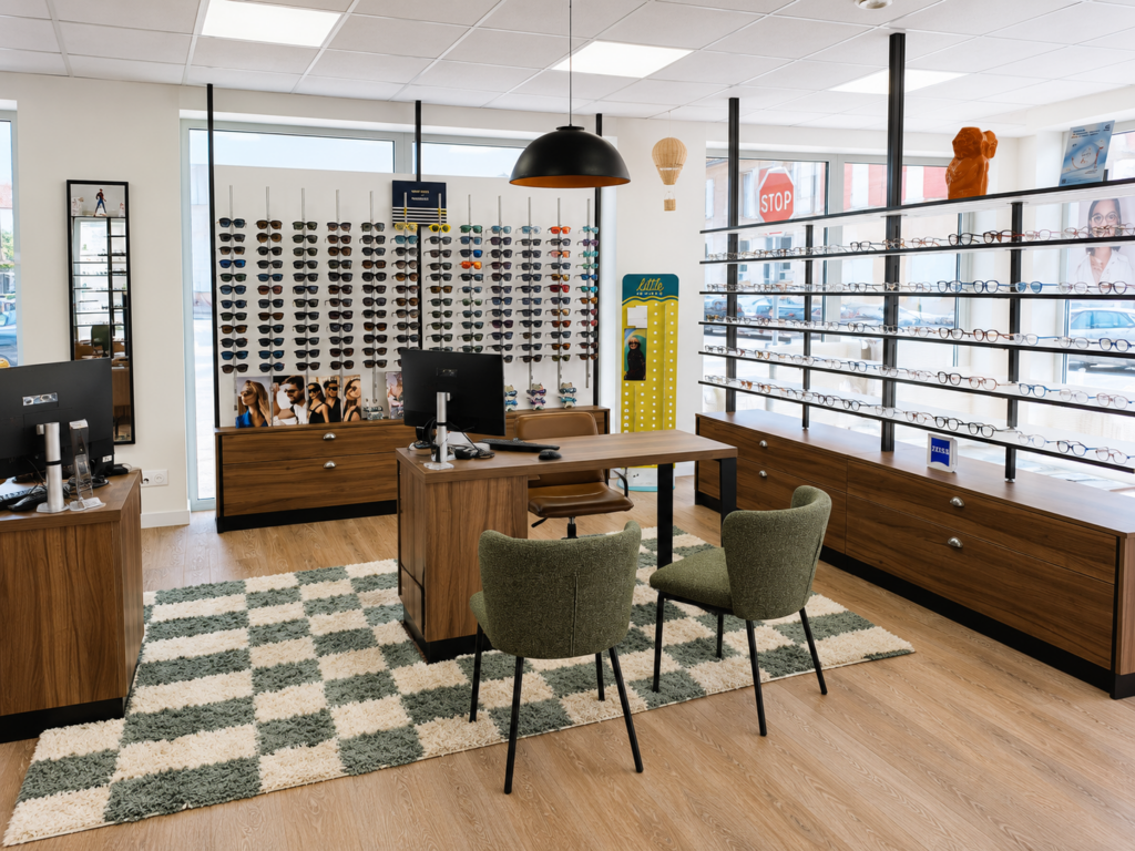 Poste de vente aménagé du magasin d'optique avec présentoir de lunettes de soleil sur mesure