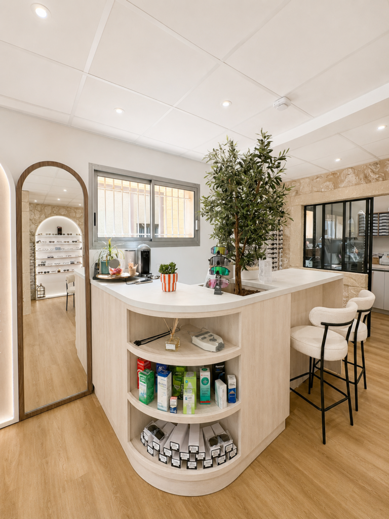 Comptoir d'accueil et produits d'entretien optique au Comptoir de l'Optique