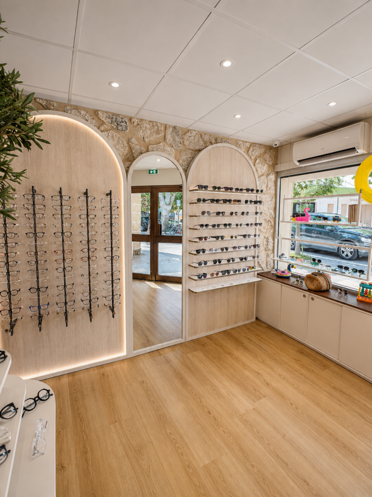 Espace lunettes de vue et de soleil dans le magasin Comptoir de l'Optique