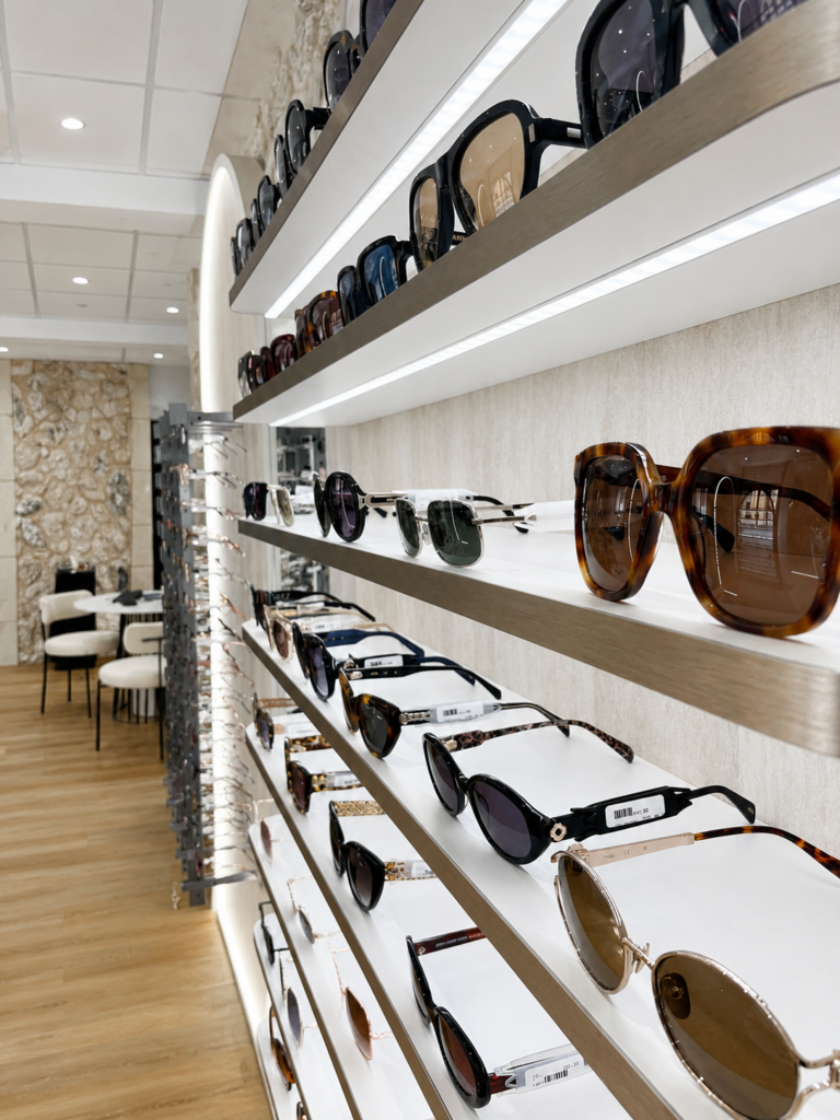 Mur d'exposition de lunettes de soleil au Comptoir de l'Optique à Puy-Sainte-Réparade